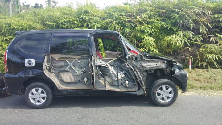 Box Vs Avanza Serempetan Di Tanjakan Peninggaman, Mobil Box Kabur